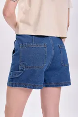 Short de jean azul marino con bolsillos delanteros y traseros.