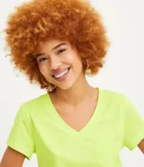 Blusa blanca de algodón con cuello en V, manga corta y bolsillo frontal.