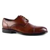 Zapato de vestir acordonado de cuero negro, con puntera lisa y suela de goma.
