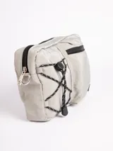 Cartera tipo bandolera de nylon color gris, con correa desmontable y regulable, y monedero a tono.