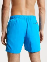 Short de baño celeste de nailon reciclado, con cintura elástica ajustable con cordón y logo de Tommy Hilfiger en el lateral.