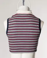 Remera corta sin mangas, con cuello polo y estampado a rayas horizontales en tonos celeste y blanco.