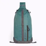 Mochila tipo sling con capacidad de 8 litros, panel trasero de espuma EVA, y correas ajustables para uso ambidiestro.