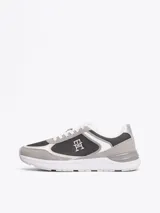 Zapatillas Tommy Hilfiger de diseño color block con paneles de malla, exterior e interior de poliéster, plantilla extraíble de poliuretano y caucho termoplástico, suela de EVA, panel metálico en el talón y monograma TH en la lengüeta y lateral.