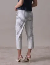 Pantalón de vestir de gabardina elastizada a rayas verticales celestes y blancas. Marca Zac & Rachel, corte recto, pretina ancha con faja interna modeladora.