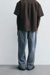 Pantalón de jean azul de corte amplio, con efecto encerado y lavado.