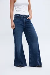 Pantalón de jean de tiro alto, corte ajustado en cintura y caderas, con pierna acampanada. Color azul oscuro.