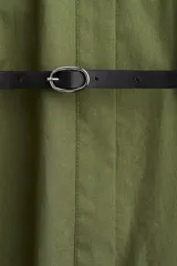 Vestido camisero midi color verde oliva, de popelina de algodón, con cuello camisero, botones ocultos, mangas cortas con vuelta y cinturón fino extraíble.