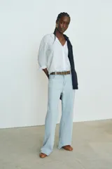 Pantalón de jean celeste de tiro alto, corte wide leg y cinco bolsillos.