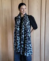 Bufandón suave y abrigado con estampado de leopardo, diseño versátil que puede usarse como chalina o bufanda.