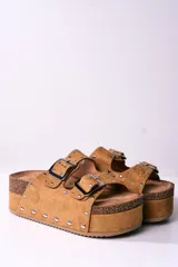 Sandalias de plataforma color camel con dos tiras anchas ajustables con hebillas metálicas plateadas y detalle de tachas plateadas.