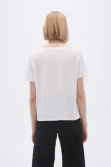 Remera blanca de viscosa con cuello redondo y apliques de strass.