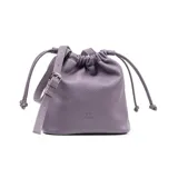 Cartera tipo bucket color lila, con correa ajustable y herrajes plateados. Tiene acceso con cordón y broche metálico, y dos bolsillos internos.