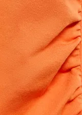 Vestido midi color naranja, de corte ajustado, cuello alto y sin mangas. Presenta detalle drapeado en la cintura.