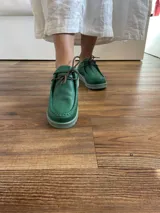 Zapatos acordonados color rojo con suela de goma.