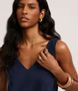 Musculosa sin mangas confeccionada en viscosa sostenible, con escote en pico y corte vertical.