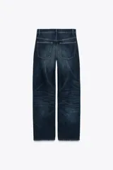 Pantalón de jean azul oscuro con efecto lavado, corte boyfriend, tiro medio y cinco bolsillos.