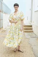 Vestido largo de algodón con estampado de limones, cuello mao, mangas globo cortas, cinturón fino extraíble y falda acampanada con fruncido escalonado.