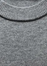 Jersey gris de punto fino con cuello redondo y mangas cortas.
