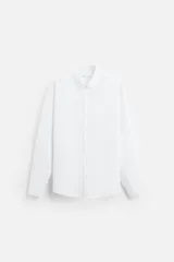 Camisa azul marino de corte regular fit, confeccionada en tejido de algodón Oxford. Tiene cuello abotonado, manga larga con puños abotonados, bolsillo de parche en el pecho y cierre frontal con botones.