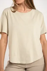 Remera color arena de algodón peinado, corte ajustado y mangas cortas.