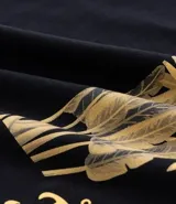 Remera negra de algodón con cuello redondo y mangas cortas. Estampa frontal con la frase "California Royal Palace 1990" en color dorado.