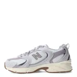 Championes New Balance 530 de mujer, color gris claro con detalles en blanco, beige y marrón. Presentan una capellada de malla transpirable con refuerzos sintéticos y entresuela con tecnología ABZORB.