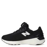 Championes urbanos New Balance Athletic Fresh, color negro con detalles en blanco, confeccionados en malla y material sintético, con logo "N" característico en los laterales y entresuela Fresh Foam.