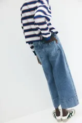 Pantalón de jean celeste de corte ancho, tiro alto y largo cropped.