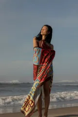 Pareo rectangular de tela fina con estampado de damero multicolor.