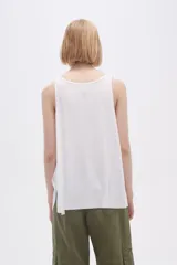 Musculosa negra de bretel ancho y corte holgado.