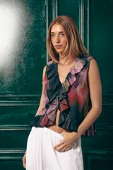 Musculosa estampada de gasa con volados y cierre frontal con botones.