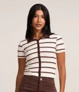 Blusa polo de rib con rayas horizontales marrones y rosas sobre fondo blanco, cuello marrón, abotonadura frontal y mangas cortas.