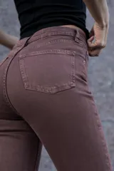 Pantalón de jean color marrón, de tiro alto y corte cropped flare.