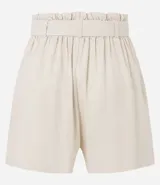 Short negro de lino y viscosa, con cintura elástica, cinturón tipo faja y bolsillos delanteros.