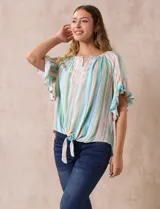 Blusa estampada de rayas verticales en tonos verde, celeste, amarillo y naranja, con cuello cuadrado, escote en V con aplique metálico y bordado con brillos. Tiene mangas cortas amplias y terminación con nudo en el ruedo.