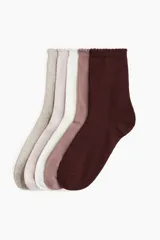 Pack de cinco pares de medias de caña media en punto fino de mezcla de algodón suave. Incluye un par color beige, un par color rosa claro, un par color blanco, un par color rosa viejo y un par color borgoña. Todos los pares tienen borde superior elástico con ribete festoneado.