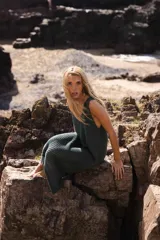 Vestido largo midi de tejido de punto color azul marino, con escote en V profundo y sisas profundas. La parte inferior presenta un calado tipo red.