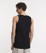 Musculosa negra de media malla con textura acanalada, cuello redondo y corte clásico.