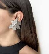 Caravanas de flores elaboradas a mano con mostacillas, con un diseño brillante y elegante.