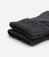 Guantes masculinos de punto sin dedos en color gris oscuro, con diseño liso y puños acanalados.