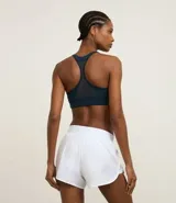 Short deportivo rosa claro, modelo runner, con cintura ancha elástica y bajo redondeado. Confeccionado en poliéster y elastano, con forro.