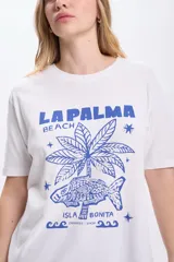 Remera blanca de algodón con estampa azul de una palmera, un pez y el texto "La Palma Beach Isla Bonita Canarias Spain".