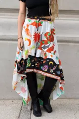 Falda larga de algodón con estampado de motivos místicos en blanco y negro. Tiene largo irregular, más corta adelante, y cintura regulable.