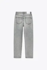 Pantalón de jean azul de tiro alto, corte mom fit, tobillero y con cinco bolsillos. Cierre frontal con cremallera y botón.