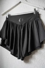 Short deportivo gris con cintura elástica y detalle de volados laterales.