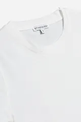 Remera blanca de algodón con cuello redondo y mangas cortas.