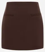 Short pollera color marrón chocolate, de crepé, con cintura fija y bolsillos delanteros.