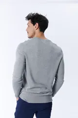 Buzo de punto gris melange con cuello redondo.