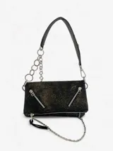 Cartera negra con motivo piel de iguana, con fina cadena de metal, cuero y aros metálicos.